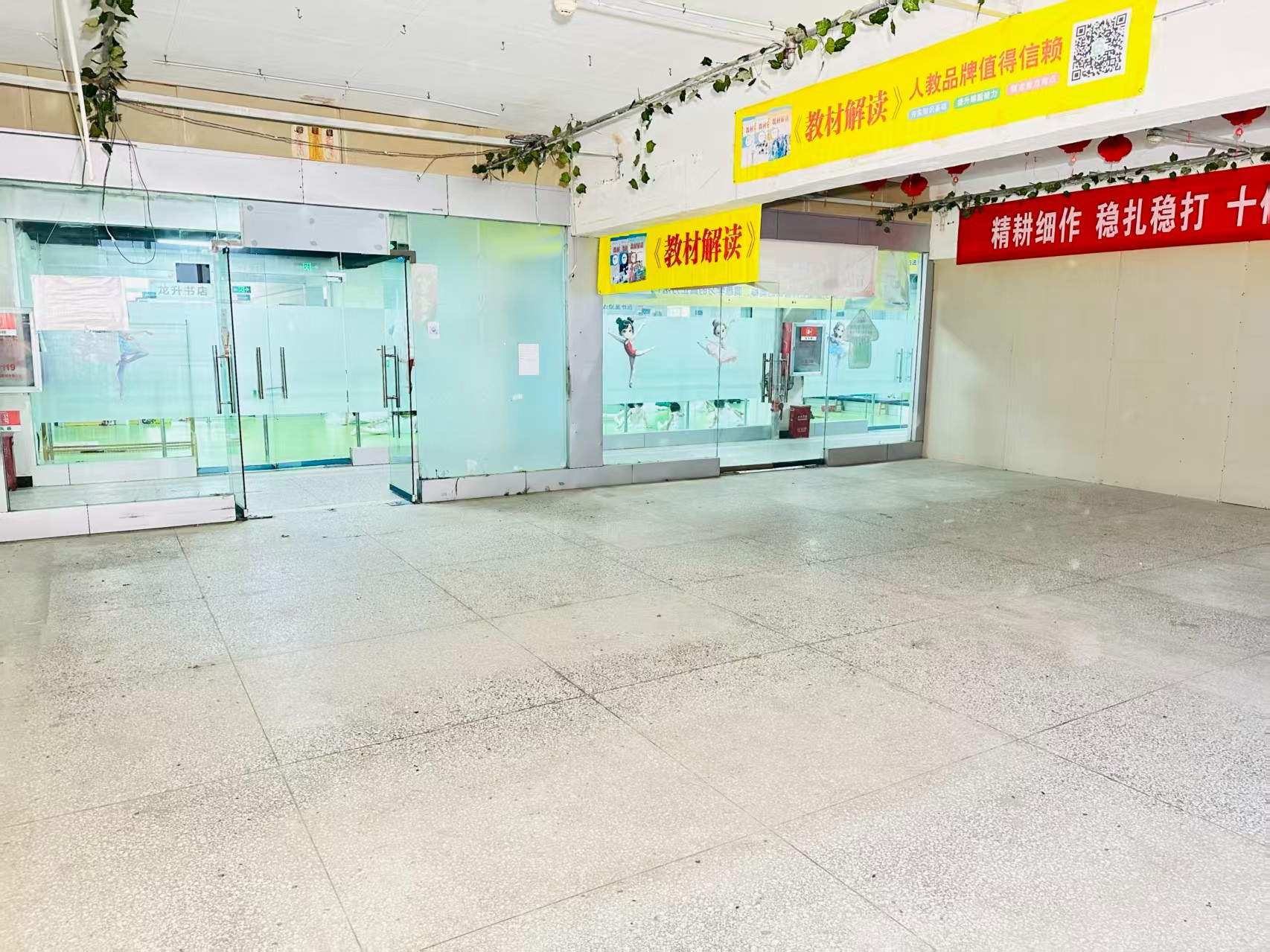 中弘凤凰谷产业园成熟商业基础  依托春都路传统商贸资源，拥有良好的商业氛围和产业基础，为企业发展提供稳定市场环境。