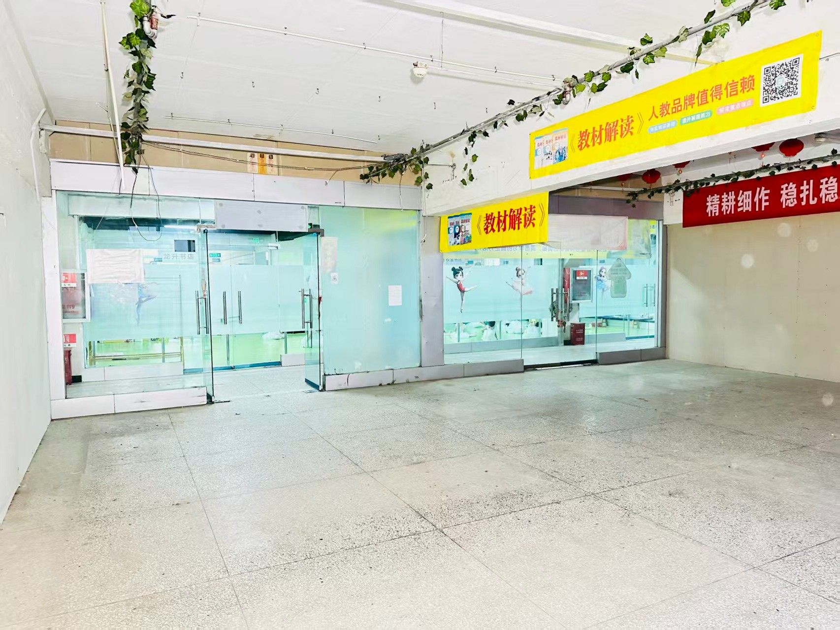 中弘凤凰谷产业园提供写字楼、商铺、展示空间、直播间等多种面积选择，满足企业办公、研发、展示、运营等多元需求。