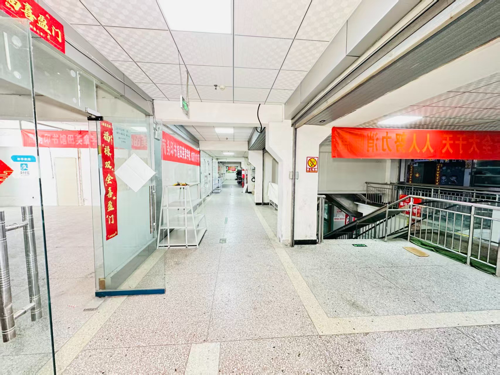中弘凤凰谷产业园引入人工智能技术应用场景，推动AI与商业、零售、电商、企业服务等领域融合发展。