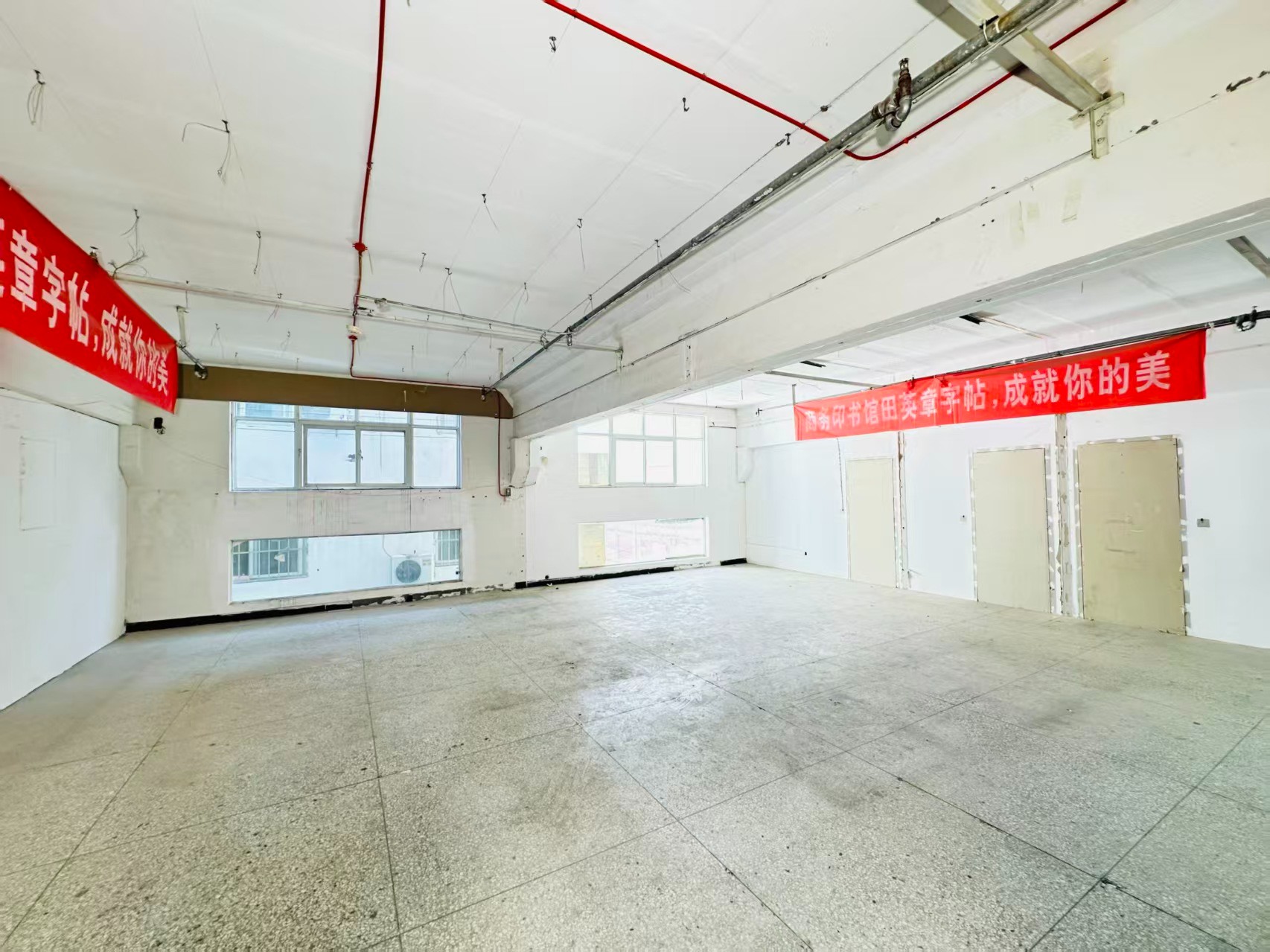 中弘凤凰谷产业园重点吸引人工智能应用、数字经济、电商直播、智能制造服务、软件开发、科技创新企业及创业团队入驻